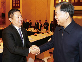 十九屆中央政治局常委，第十三屆全國政協(xié)主席汪洋與周海江握手合影